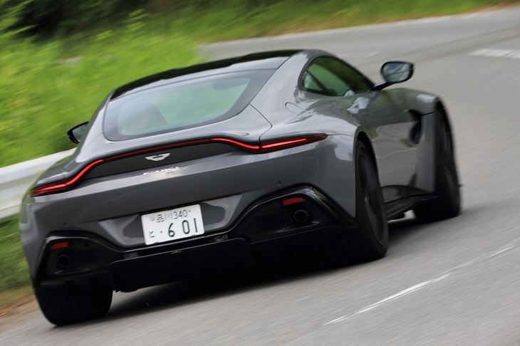 「DB11」と同じく、新世代のアルミニウム製アンダーフレームが採用されている「ヴァンテージ」だが、実際にはDB11との差別化を図るため、コンポーネンツの約70%が設計し直されている。