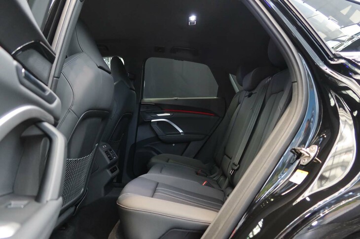 アウディQ5スポーツバックTDIクワトロ150kWアドバンスト(リアシート)