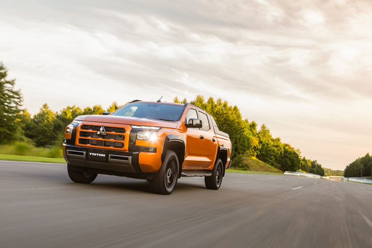 三菱トライトンGSR(走行シーン)