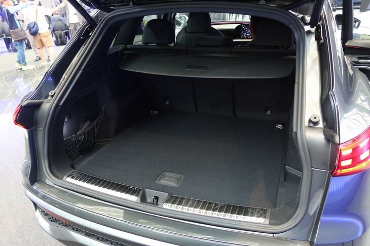 「Q5」の荷室容量は標準で502リッター。後席の背もたれを倒すことにより、1473リッターにまで拡大できる。