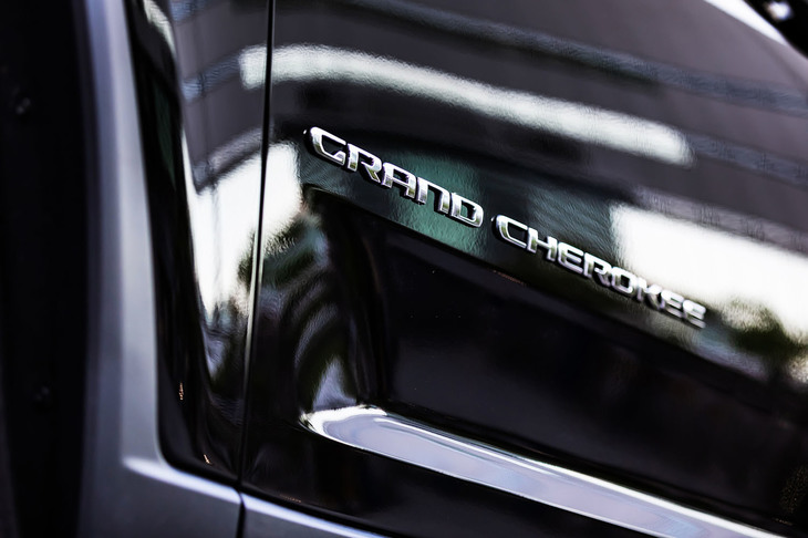 フロントドアに備わる「GRAND CHEROKEE」のエンブレムは、2022年2月に発売された3列シート7人乗りのロングボディーを採用する「グランドチェロキーL」と同一。