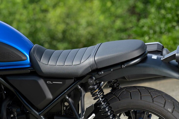 シート高は790mmで、スリムな座面形状などにより足つき性に配慮。フレームを覆うシート前部の側面加工は、スタンディングポジションでのフィット感を考慮したものだ。