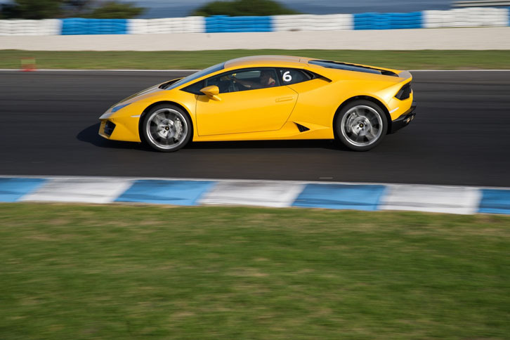 「LP610-4」とのサスペンション設定の違いは明らか。ロールやピッチングの動きがわずかに増えている。そのおかげで車両の挙動が把握しやすい。