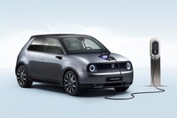 「ホンダe」は、1回の充電で最大220kmの航続が可能。急速充電により、30分間で80%まで充電することができる。0-100km/hの加速タイムは約8秒。