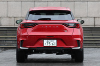 リアまわりでは、最近のトヨタ車ではおなじみの張り出したリアフェンダーが特徴的。開発関係者いわく、このずっしりとした末広がりのフォルムは、“かがみもち”を意識したものだとか。