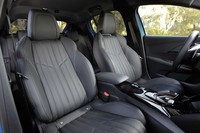 肩からひざにかけてのサイドサポートが大きく張り出した、「208 GTライン」のスポーツシート。