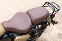 日本仕様に装着されるタンデムシート。試乗車には販売店オプションのリアキャリアと、30mmほど着座位置が低くなる、ローシートが装備されていた。