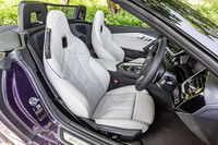 ヘッドレストが一体型となるヒーター内蔵の「Mスポーツシート」を標準装備。「M」のイメージカラーであるブルーとレッドをあしらったシートベルトは、オプションの「ファストトラックパッケージ」に含まれるアイテムだ。