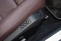 マッサージ機能のスイッチはフレーム部分にレイアウトされる。サイドサポートの内側に見えるのが真珠のネックレスをモチーフにしたというパールトップステッチで、キャビンのところどころに使われている。