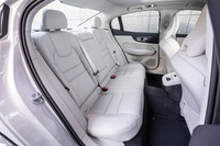 後席背もたれには60:40の分割可倒機構が備わる。シートカラーは「ブロンド」と呼ばれるもの。後席部分のボディー開口部は大きいものではないが、乗り降りのしやすい形状にデザインされている。