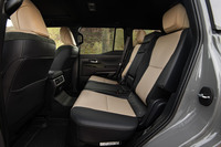 「GX」は3列シート・7人乗りが基本で、“オーバートレイル”だけ3列目が省かれる。7人乗りのグレードでは2列目をキャプテンシートにすることも可能(その場合は6人乗りになる)。