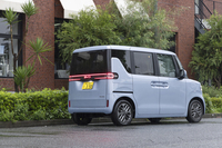 今回の試乗車は最上級グレードの「300プレミアム」で車両本体価格は249万5000円。いわゆるフル装備のためオプションの設定はない。
