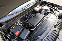 エンジンにはGM最新の「L87」型6.2リッターV8 OHVを採用。高効率化を図るべく可変バルブタイミング機構や気筒休止機構、アイドリングストップ機能が採用されているが、大排気量ならではの豊かなトルクや、「ズワーン」という存在感のあるサウンドは健在だ。
