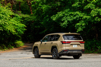 ハイブリッド化によって低速域での扱いやすさが大幅に進化。高速走行時でも踏み増したときなどに、エンジン回転上昇の前にモーターのアシストが入る(メーターで確認できる)。