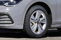 バランスのよいスノー性能と、優れたウエット性能が特徴とされる「ネクセン・エヌブルー4シーズン」。独ADACのタイヤテストで1位を獲得するなど、欧州で高い評価を得ているオールシーズンタイヤだ。