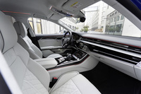 インテリアの調度類は従来型とほとんど同じだが、広々とした空間や上質な仕上がりは「S8」のセリングポイントである。