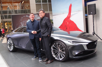 発表会でフォトセッションに臨む、マイケル・ヴァン・ホーン氏(写真左)とマツダの前田育男 常務。今回と同様の試みは、過去にイタリア・ミラノで実施したことがあり、高く評価されている。「東京ミッドタウン デザインタッチ2018」での展示は、その再現といえる。