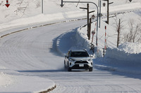225/65R17サイズの「ブリザックWZ-1」が装着された「トヨタRAV4」の走行シーン。下りの圧雪路面でもしっかり曲がる・止まるの性能が確認できた。