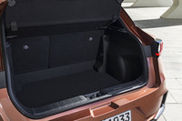 FWD車の荷室容量はデッキボード使用時が237リッター(ボード下の容量が50リッター)で、不使用時(写真)が330リッター(ボード下が2リッター)。