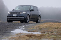 「レンジローバー」のなかでも特に贅を尽くした「SV」グレード。「P530」の場合、納期も通常のグレードより早くなるというので、予算に余裕がある人、早くクルマを手に入れたい人は、選んで損はないだろう。