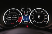 メーターパネルはフル液晶タイプ。選択する走行モードに合わせて、表示デザインが切り替わる。