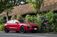 ポルシェの各モデルに設定される「GTS」シリーズは、高出力なエンジンや、走りに関する充実した装備などを特徴とする上級グレードである。黒い装飾パーツにより視覚的にも他のグレードとの差別化が図られている。写真はSUVの「マカンGTS」。