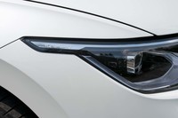 パッケージオプションの「テクノロジーパッケージ」にはマトリクスLEDヘッドライトの「IQ.ライト」のほか、駐車支援機能やヘッドアップディスプレイなどが含まれている。