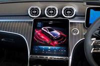 ドライブモードセレクターの「ダイナミックセレクト」には、「エコ」「コンフォート」「スポーツ」「スポーツ+」に、カスタマイズモード「インディビジュアル」を加えた5種類のモードが用意される。