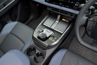 センターコンソールには携帯端末用のワイヤレスチャージャーを2つ搭載(従来型は収納スペース内に1カ所)。シフトセレクターなどのコントローラーを手前に移設することで、操作性の改善も図っている。