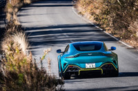 強固なボディー、前後50:50という理想的な重量配分、高度な電子制御システムなどなど、さまざまな要素が丁寧に組み合わされて、唯一無二のドライブフィールを実現。自分がハンドルを握って感じるスリルや興奮と、絶対に大丈夫だという安心感が矛盾することなく両立されている。