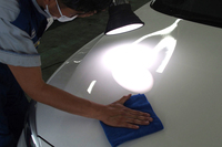 ライトをあてながら、コーティング剤の塗り残しや拭き残しがないかをチェック。この作業を経て、「ECOプラスダイヤモンドキーパー」の施工作業が完了となる。施工後はしばしの間、水ぬれは厳禁。