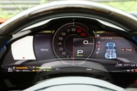 車両の走行状態などを表示するフル液晶のドライバーインフォメーションディスプレイ。表示の種類は豊富で、全体にナビ画面を映すこともできる。