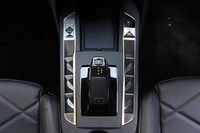 「DS 7クロスバック」と同じく、シフトセレクターのまわりにパワーウィンドウやドアロックのスイッチがレイアウトされる。