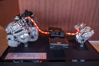 前後独立式モーターを搭載する「ノート オーラ」の4WDシステム(写真は構造紹介用のディスプレイ)。リアのモーターは最高出力68PS、最大トルク100N・mを発生する。