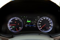 右側にスピードメーター、左側にハイブリッドシステムインジケーターを置く「オプティトロン2眼メーター」を採用。センターに位置する7インチ液晶モニターの文字は小さく見づらいとの声も。