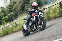 「CB1000R」にはシフトダウン時のエンジンブレーキによるリアタイヤのロックやホッピングを防ぐアシストスリッパークラッチや、クラッチ操作なしでの変速が可能なクイックシフターが装備されており、スムーズで快適なライディングが可能となっている。