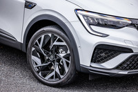 19インチホイールに225/45R19サイズのタイヤを組み合わせるのは「E-TECHハイブリッド」と「マイルドハイブリッド」に共通。今回の試乗車両には「ハンコック・ヴェンタスS1 evo3」タイヤが装着されていた。