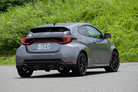 2024年4月8日に発売された“進化型”「GRヤリス」。この試乗車は上位グレード「RZ“ハイパフォーマンス”」の8段AT車で、車両本体価格はシリーズ中最も高価な533万円。