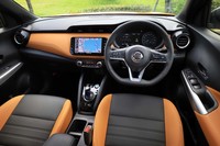 今回の試乗車は上級グレード「X ツートーンインテリアエディション」。オレンジタン×ブラックの鮮やかなインテリアが広がる。