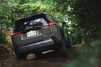 新型「RAV4」は、RAV4らしい塊感のある力強いデザインとパッケージを維持しながら、「多様化」「電動化」「知能化」をキーワードに開発を行ったと説明される。