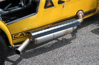 ドライバーに刺激的なサウンドを聞かせてくれる、太いサイドマフラー。位置が位置だけに、降車時にはヤケドしないよう要注意だ。