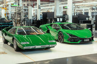 1974年登場の「ランボルギーニ・カウンタック」(写真向かって左)と、2023年デビューの「レヴエルト」(同右)。