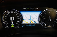 ボルボの車線維持支援機能「パイロットアシスト」作動中のメーター表示。ステアリング制御中には、スピードメーターの下に緑色のマークが表示される。操作は簡単で、ステアリングスイッチを操作するのみ。