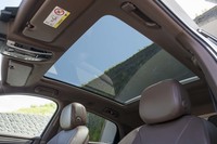 頭上に広がる大きなパノラマガラスルーフ。「カイエンEハイブリッド クーペ」では標準となる。