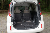 2・3列目シートを格納した状態のラゲッジスペース。3代目「シエンタ」の荷室高は1105mm、荷室幅は1265mm。荷室長は3列目格納時で990mm、2・3列目格納時で1525mmとなっている。