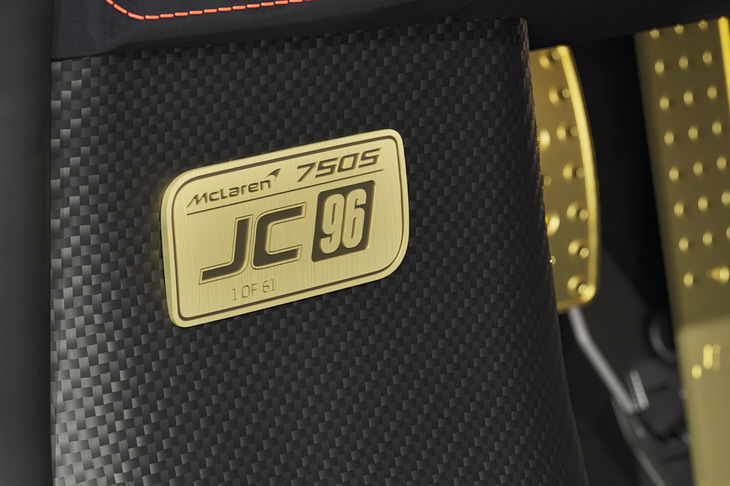 ゴールドで仕上げられた「JC96」記念プレート。