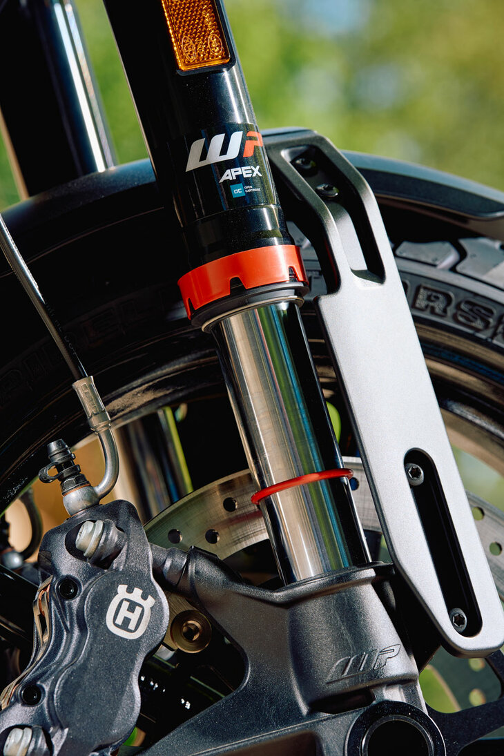 サスペンションは前後ともにWP製で、前がφ43mmのオープンカートリッジを用いた倒立フォーク、後ろがリバウンド調整機能付きのモノショックとなっている。