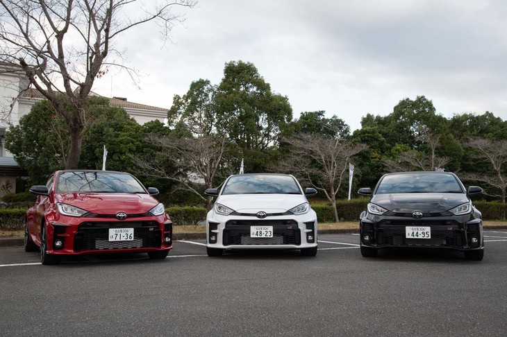 ボディーカラーは赤・白・黒をラインナップ。白は無償色の「スーパーホワイトII」と有償色の「プラチナホワイトパールマイカ」の2タイプが用意される。