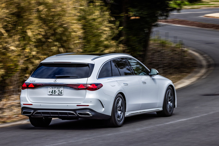 「E200ステーションワゴン」の乗り心地は少し硬めだが、十分快適なレベルに仕上がっている。高速走行時の直進安定性は申し分なく、素直なハンドリングもFRならではである。