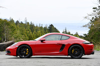 【ポルシェ718ケイマンGTS 4.0】ボディーサイズ:全長×全幅×全高=4405×1800×1285mm/ホイールベース:2475mm/車重:1440kg(DIN)/駆動方式:MR/エンジン:4リッター水平対向6 DOHC 24バルブ/トランスミッション:6段MT/最高出力:400PS(294kW)/7000rpm/最大トルク:420N・m(42.8kgf・m)/5000-6500rpm/タイヤ:(前)235/35ZR20 88Y/(後)265/35ZR20 95Y(ピレリPゼロ)/燃費:9.3km/リッター(ポルシェジャパン発表値)/価格:1113万円
【取材時の燃費データ】
テスト距離:278.1km(市街地1:高速道路7:山岳路2)/使用燃料:35.5リッター(ハイオクガソリン)/参考燃費:7.8km/リッター(満タン法)/8.2km/リッター(車載燃費計計測値)